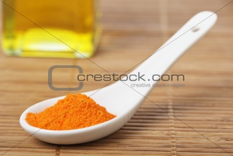 Saffron in the spoon