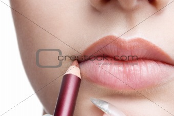 making up lips contour