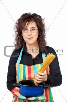 Housewife who introduces a spaghetti in the pan