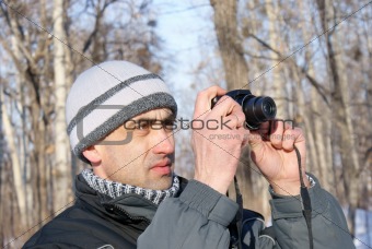 The man photographes in the winter
