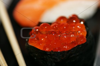 Sushi: caviar maki