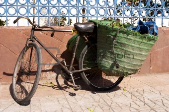 Old bicycle leaning against wall