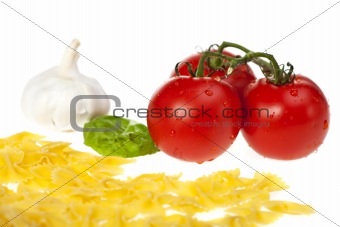 Farfalle,Tomaten, Knoblauch und Basilikum
