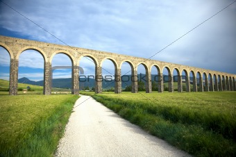 roman aqueduct in pamplona