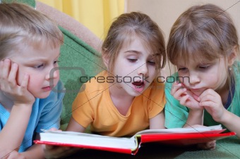 kids reading the same book