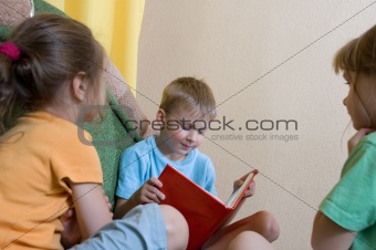 reading kids at home