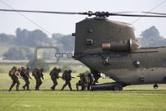 chinook helicopter airlifting troops