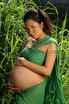 Outdoor pregnancy portrait