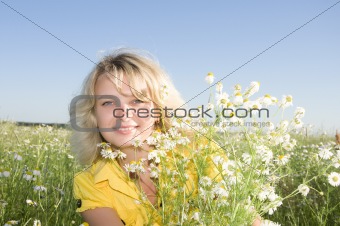 Portrait of young beauty woman with camomile 