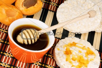 Honey, apricots and rice cakes