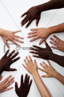 Viele Hände von Personen verschiedener nationalitäten