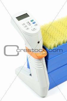 Electronic pipettor and tray of pipet tips
