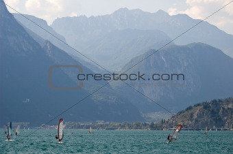 windsurf under mountains