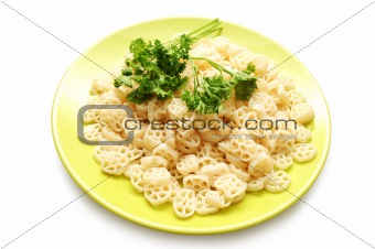 Macaroni and parsley on green plate