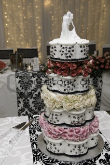 Wedding cake with figurines