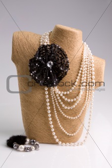 Jewellery stand with pearls