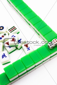 Mahjong tiles aligned and two dices 