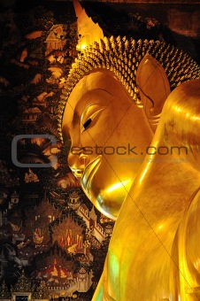 the golden lying buddha in Wat Pho