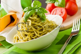 Spaghetti with pesto 