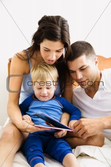  Family reading.