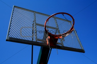 Basketball basket zoomed foto on blue sky