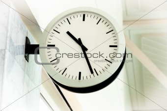 White clean clock showing the time
