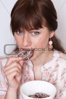 Portrait of a beautiful young brunette with tasty biscuits