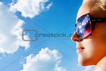 Young atractive woman wacthing the sky