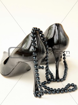 Black women shoes with the thread of black pearls