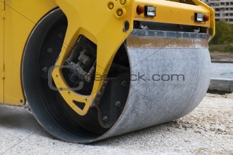 Roller tamping gravel