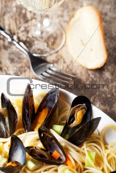 cooked mussels and spaghetti with wine sauce