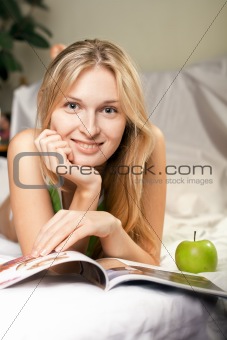 beautyful woman with green apple