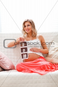 Pregnant woman showing echo