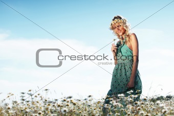 girl in dress on the daisy flowers field
