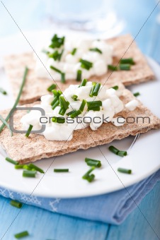 Wholemeal crispbread with quark and chive