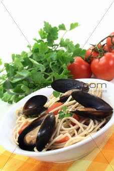 Spaghetti with tomatoes and mussels