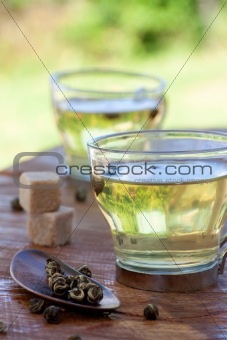 Green tea infuser with sugar cubes