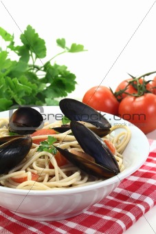 cooked Spaghetti with mussels and parsley