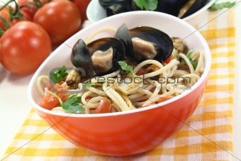 Spaghetti with mussels and parsley