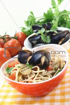 Spaghetti with mussels and fresh tomatoes