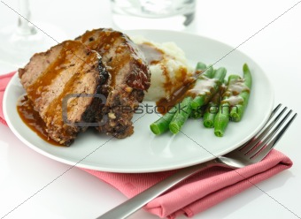 meat loaf with mashed potatoes and green beans 