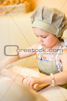 Little girl start cooking pizza