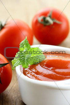 Natural tomato sauce with fresh tomatoes