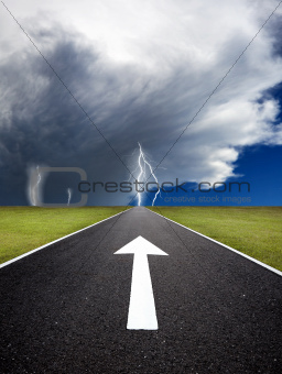 The road to the storm with thunder on the field
