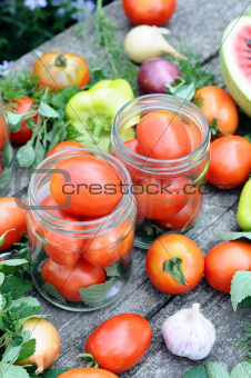 Canning tomatoes at home