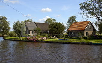 Charming cottages near canal 