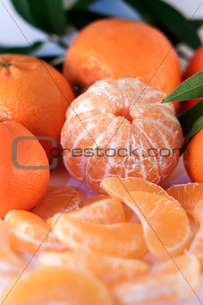 peeled mandarin and slices