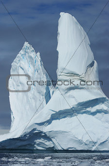 A large iceberg with two vertices.