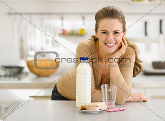 Portrait of smiling young woman with snacks