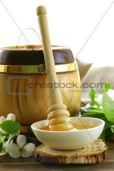 wooden barrel with an organic floral honey
